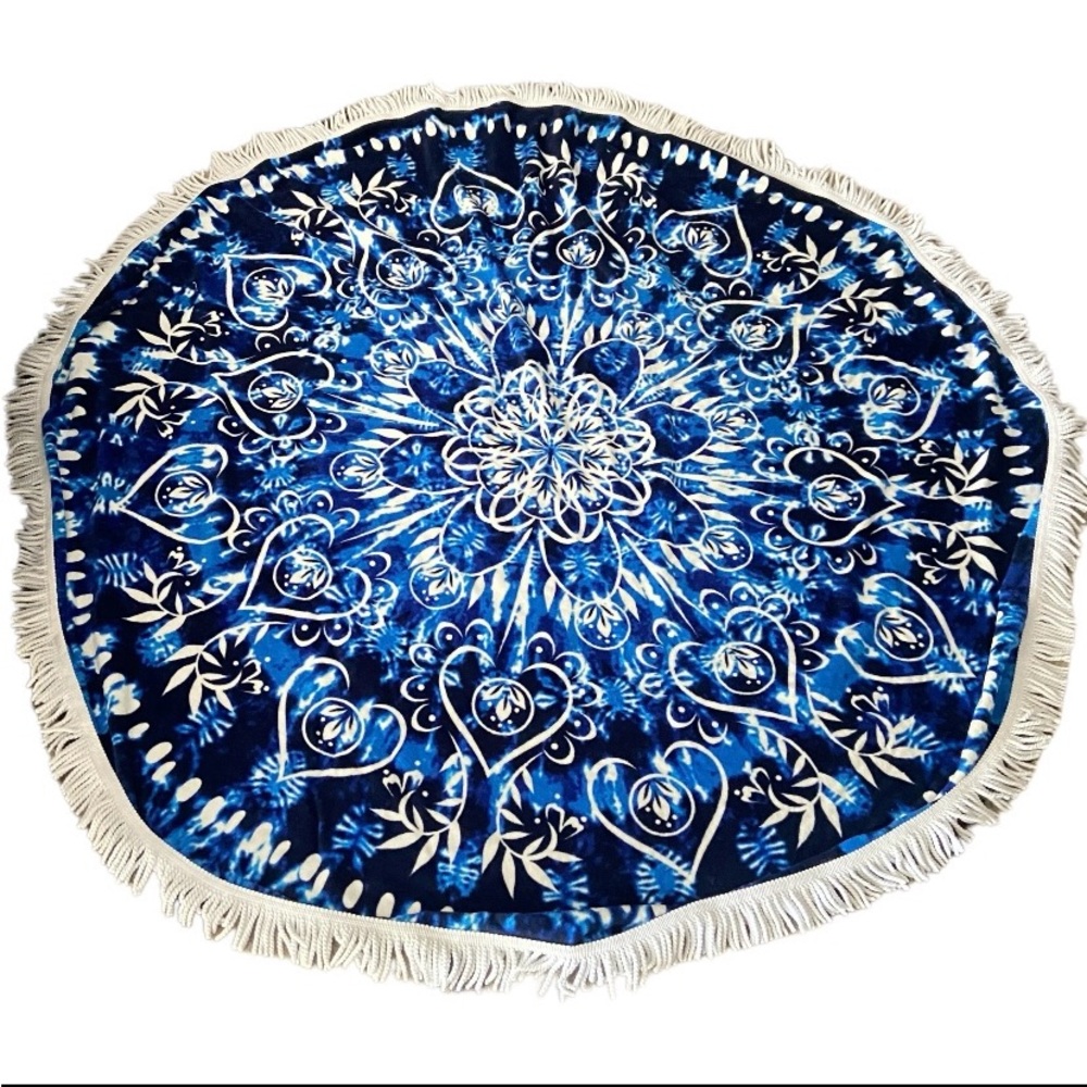 Loft by Loftex 65" Round Towel with the Astrid design, pre-owned